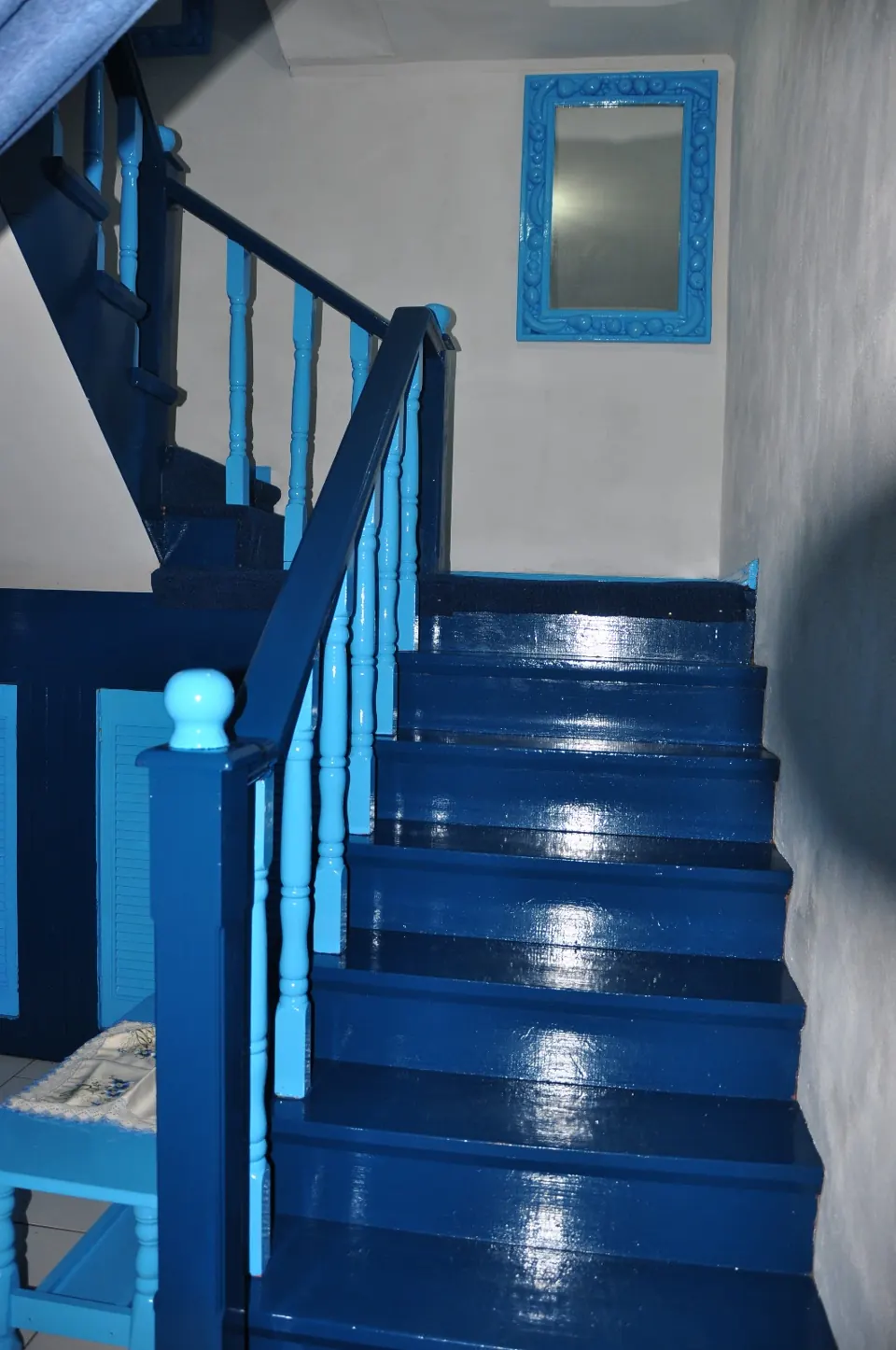 Blau gestrichene Treppe im Haus